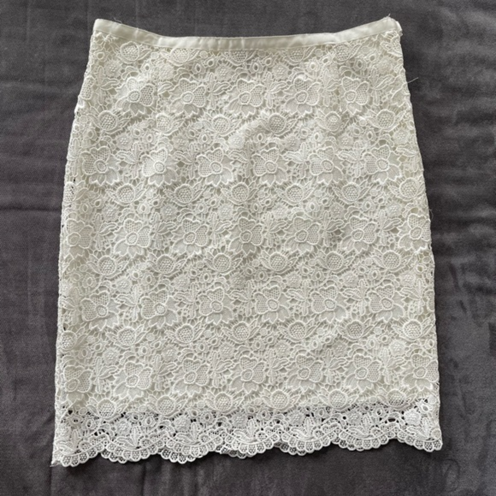 H&M lace skirt. Fits like a US size 8‎